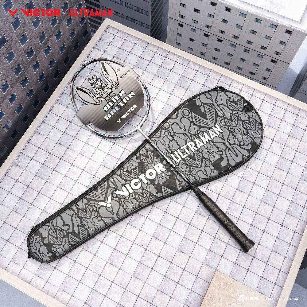 Victor x Ultraman AuraSpeed Alien Baltan Racket ARS-ALIENBALTAN-S (Glossy Silver) Racket and Cover Behind View