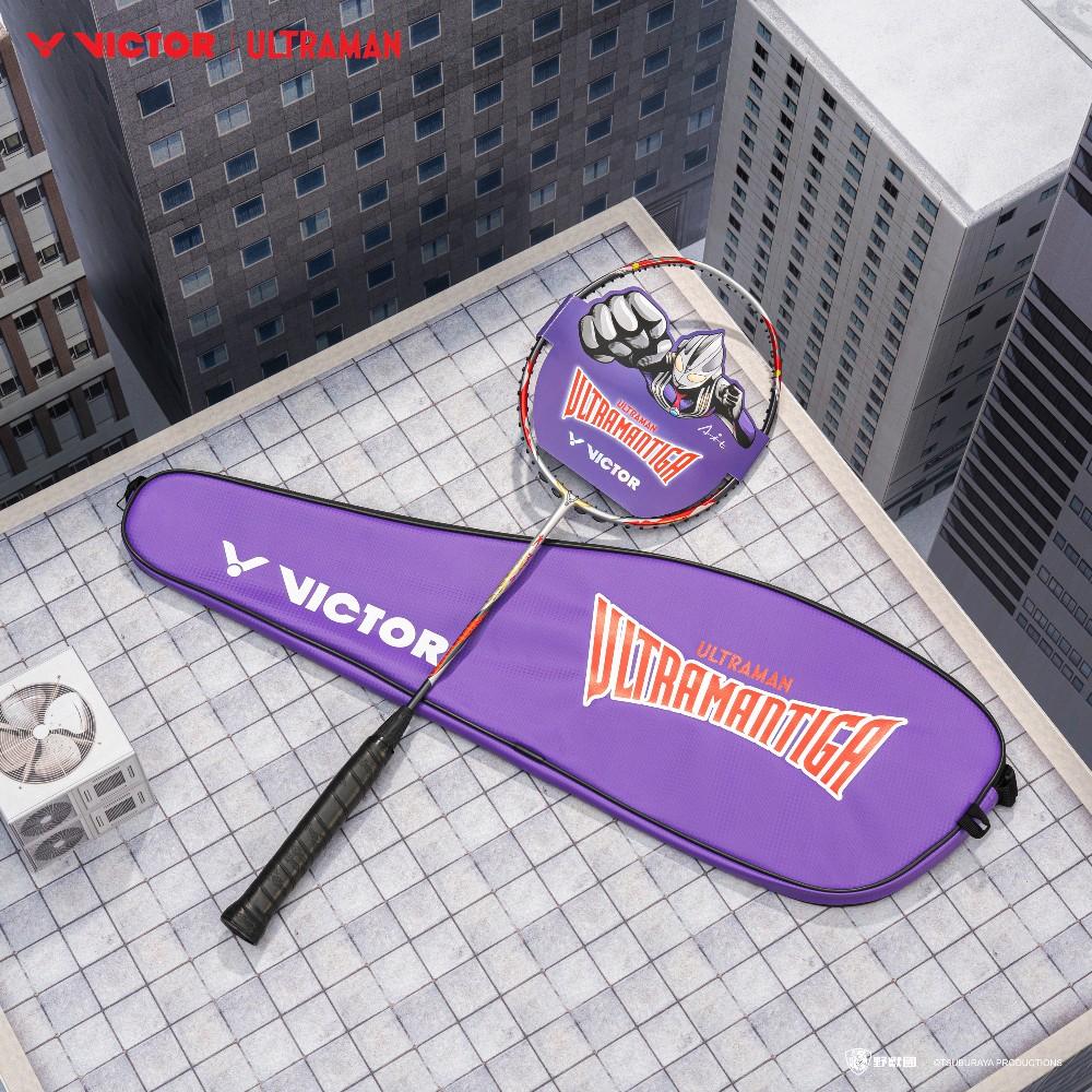 Victor x Ultraman Thruster K Ultraman Tiga Racket TK-ULTRAMANTIGA-S (Glossy Silver) Racket and Cover Back View