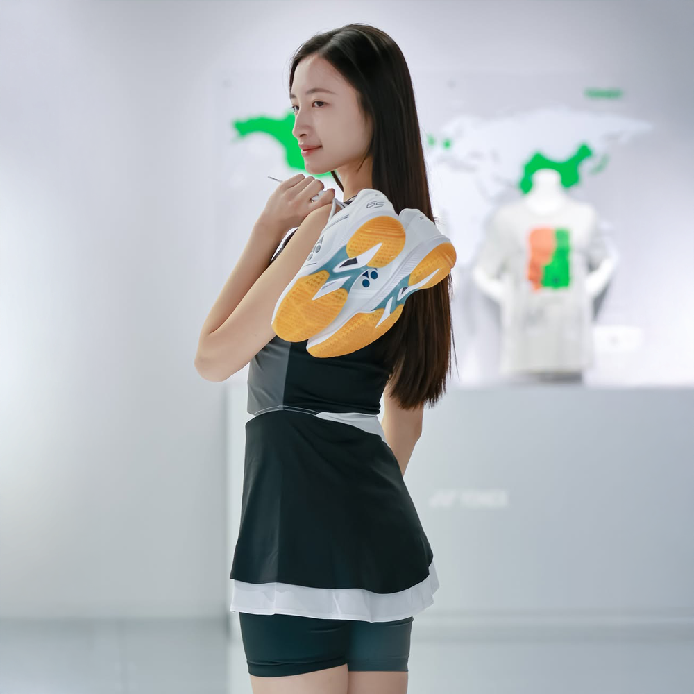 Yonex Power Cushion 65 Z4 Women's Shoe (White) Woman Carrying Shoes